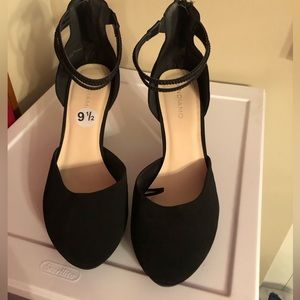 Andiamo black velvet heels with sparkly ankle strap.         Size 9.5 M